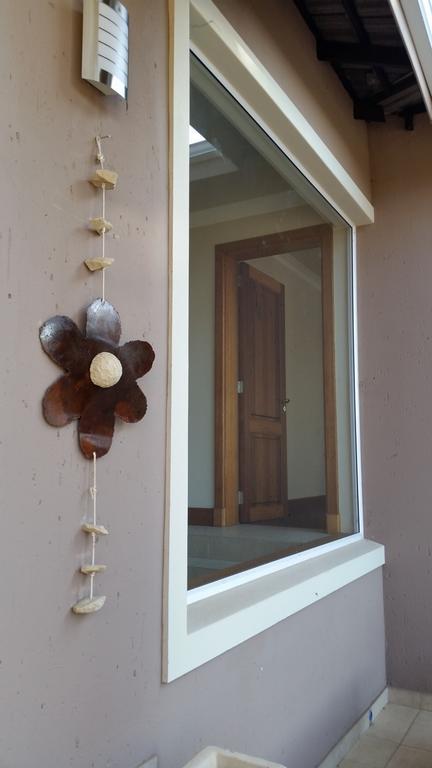 Bed and Breakfast 6 On Acacia Johannesburg Esterno foto