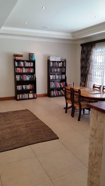 Bed and Breakfast 6 On Acacia Johannesburg Esterno foto