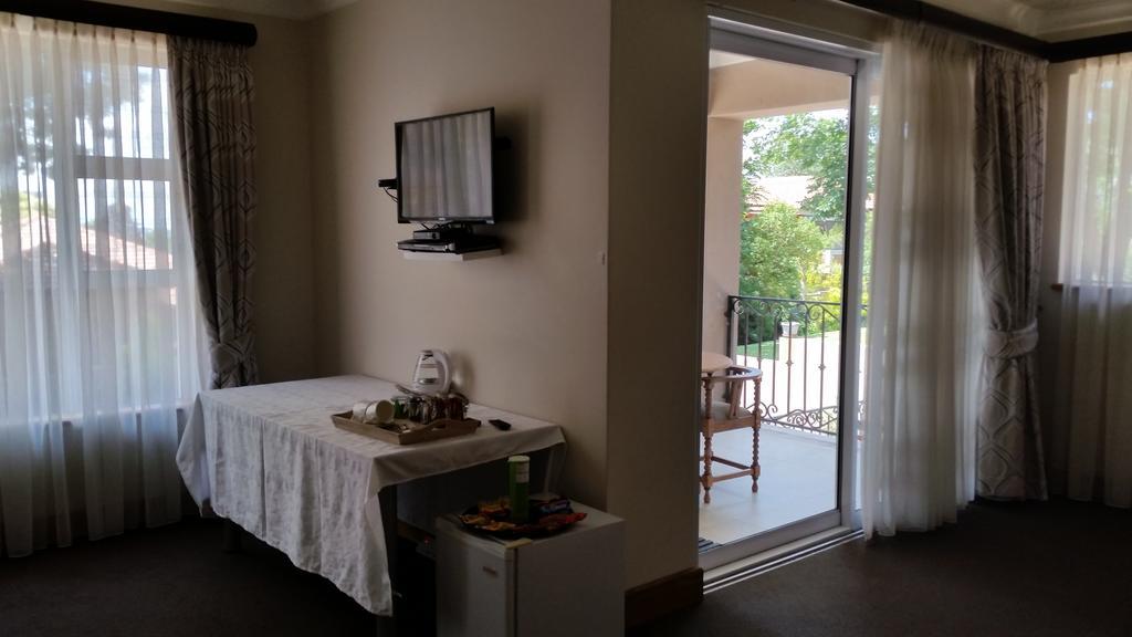 Bed and Breakfast 6 On Acacia Johannesburg Esterno foto