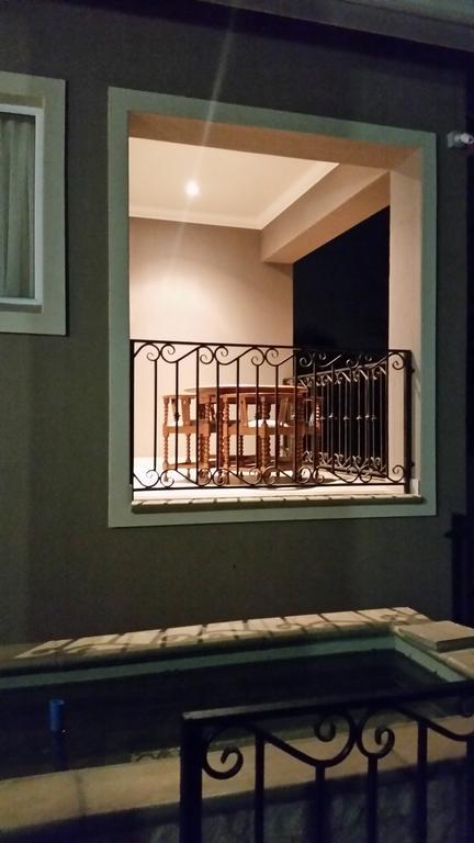 Bed and Breakfast 6 On Acacia Johannesburg Esterno foto