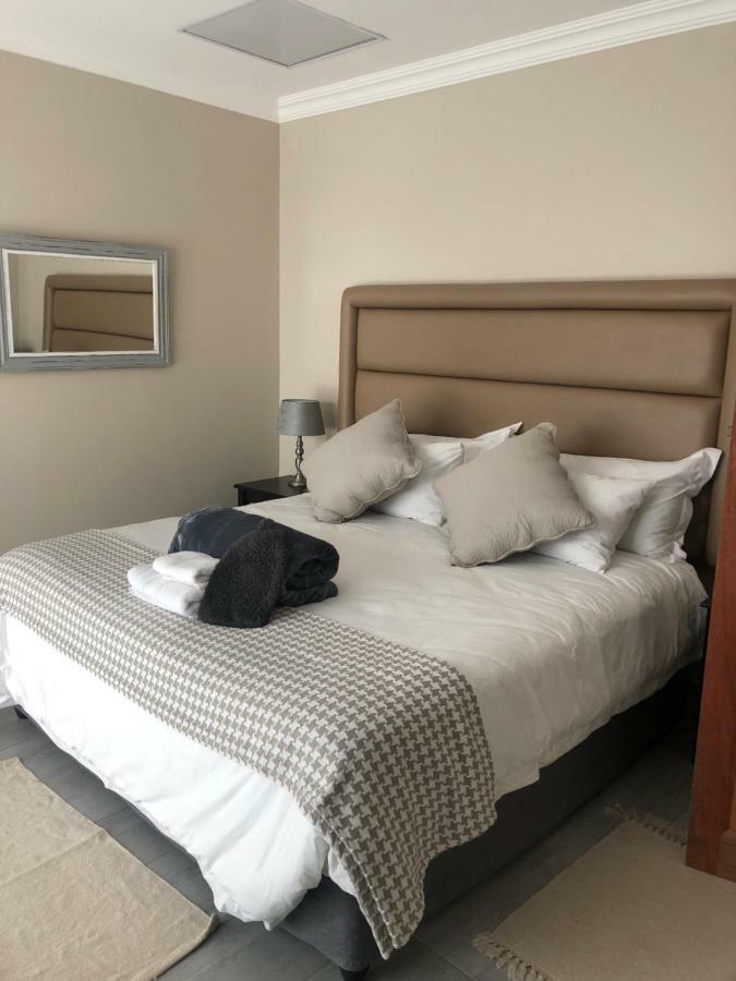 Bed and Breakfast 6 On Acacia Johannesburg Esterno foto