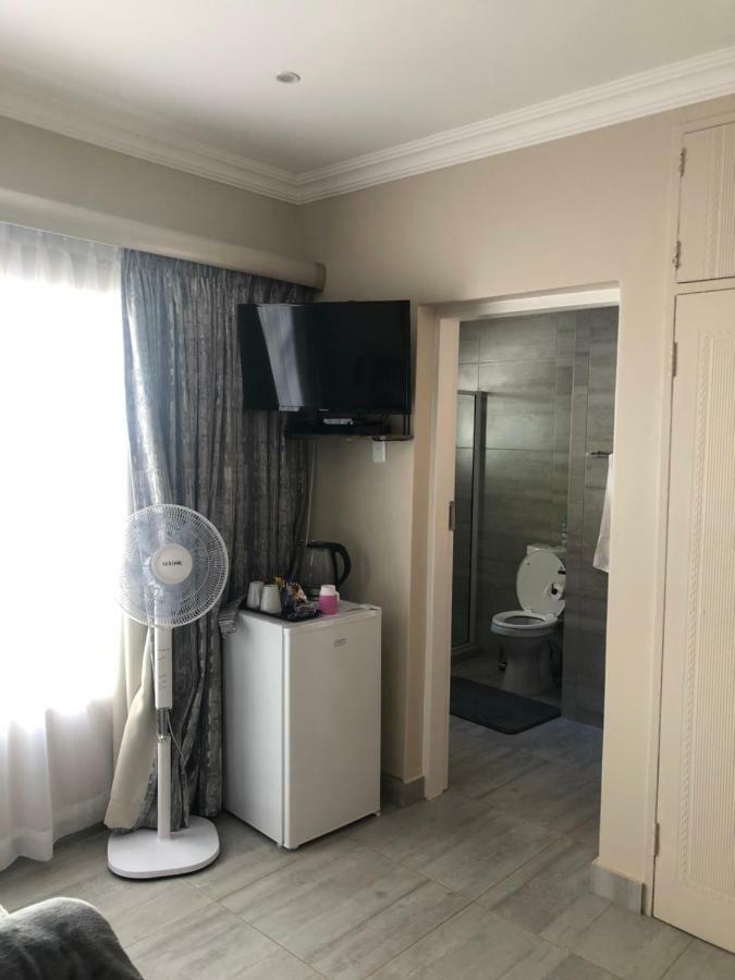 Bed and Breakfast 6 On Acacia Johannesburg Esterno foto