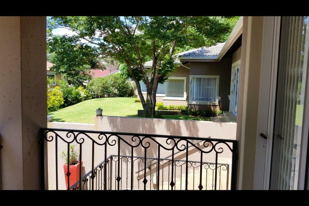 Bed and Breakfast 6 On Acacia Johannesburg Esterno foto