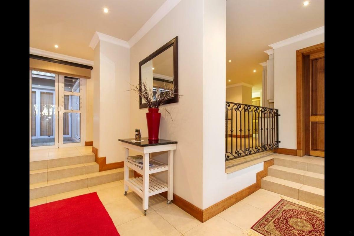 Bed and Breakfast 6 On Acacia Johannesburg Esterno foto