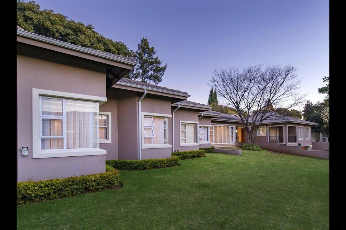 Bed and Breakfast 6 On Acacia Johannesburg Esterno foto
